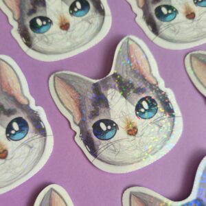 Adesivo Holográfico Gatinho Tigrado com Máscara e Olhos Azuis